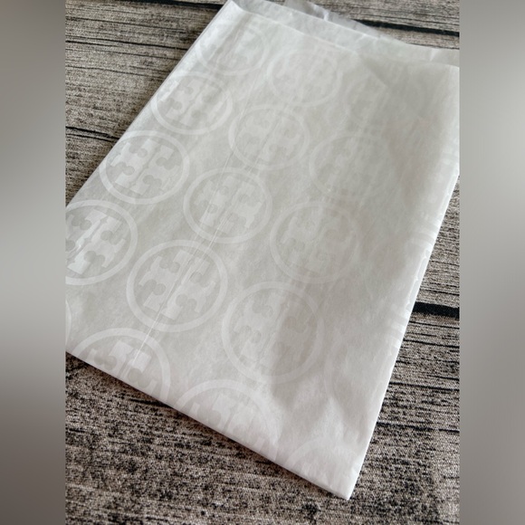 NWT! Tory Burch large logo stud earrings in rose gold + gift wrapping - Picture 14 of 15